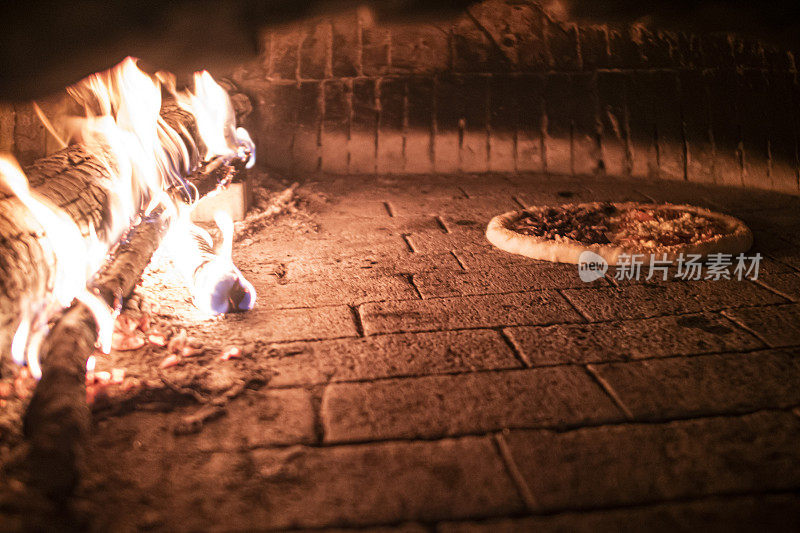巴西圣保罗，用木烤箱制作披萨