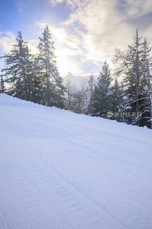 完美清新的滑雪场。高山冬季景观欧洲阿尔卑斯滑雪场