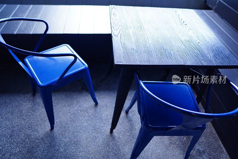?Blue table