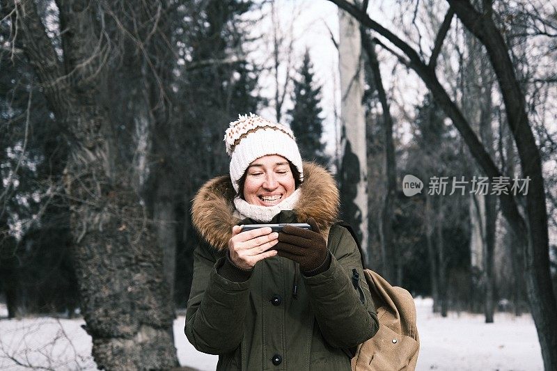 一个女人正在看一个非常有趣的视频