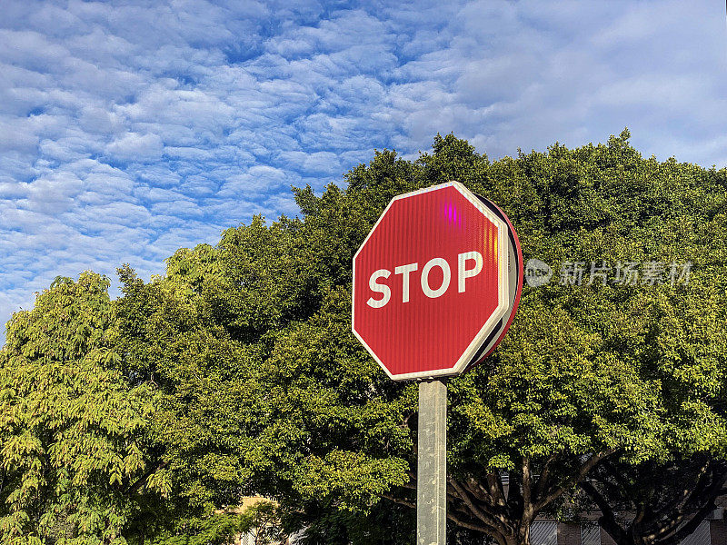 街上的停车标志