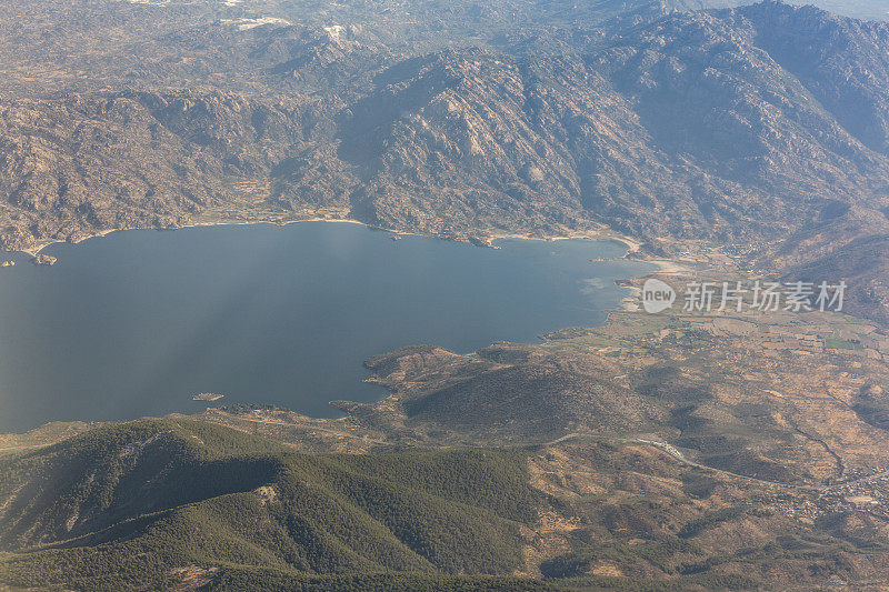 土耳其博德鲁姆穆格拉附近的古鲁克湾海岸鸟瞰图