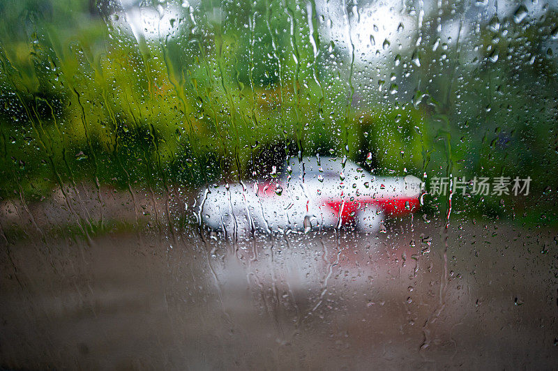 一辆停在雨中的汽车模糊的视野