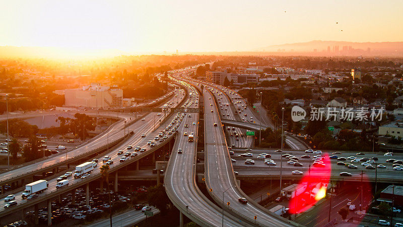 日落时分，加利福尼亚州洛杉矶10号州际公路和110号公路上的交通鸟瞰图
