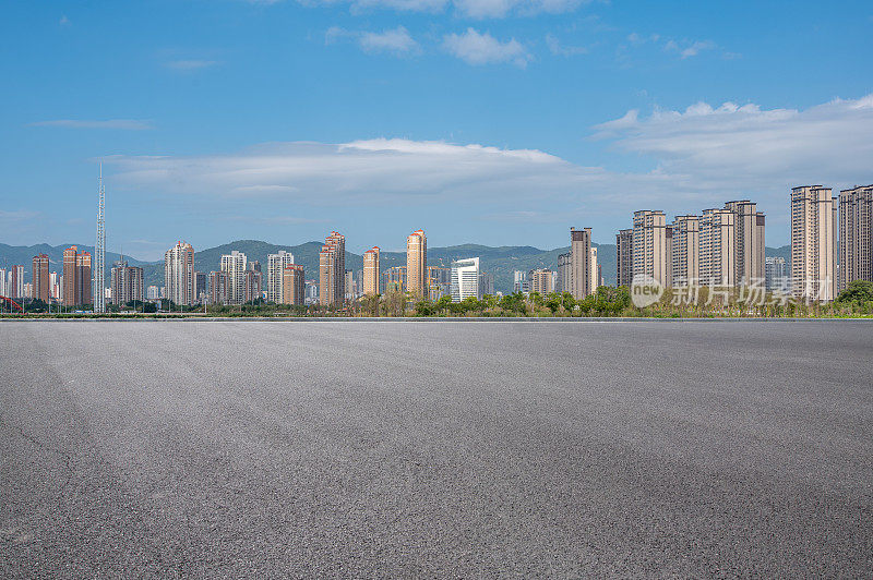 沥青路边的城市天际线