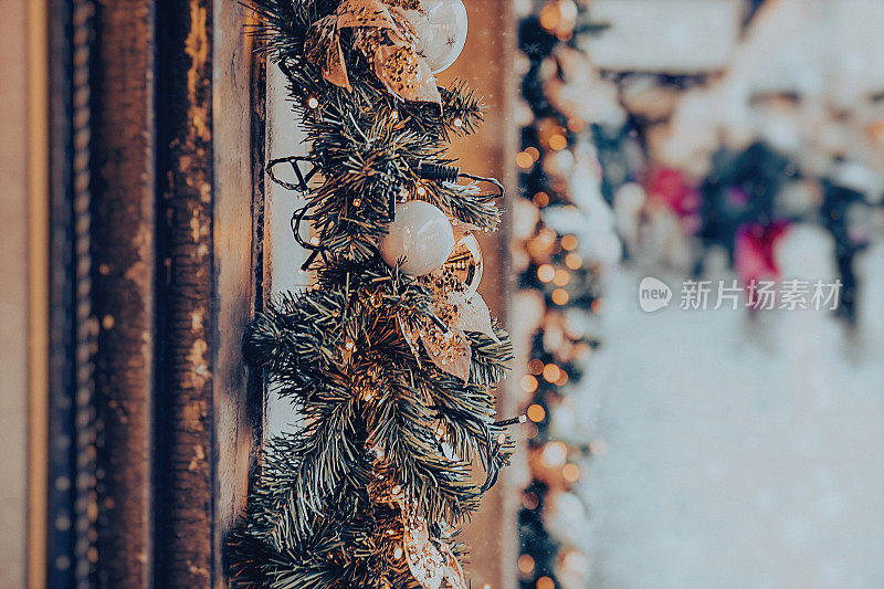 圣诞节的街道装饰，冷杉树枝与金色的叶子和小玩意儿