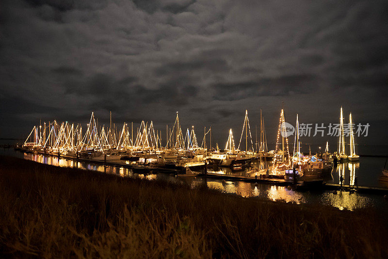 荷兰的特谢林港装饰着圣诞彩灯的高角度拍摄