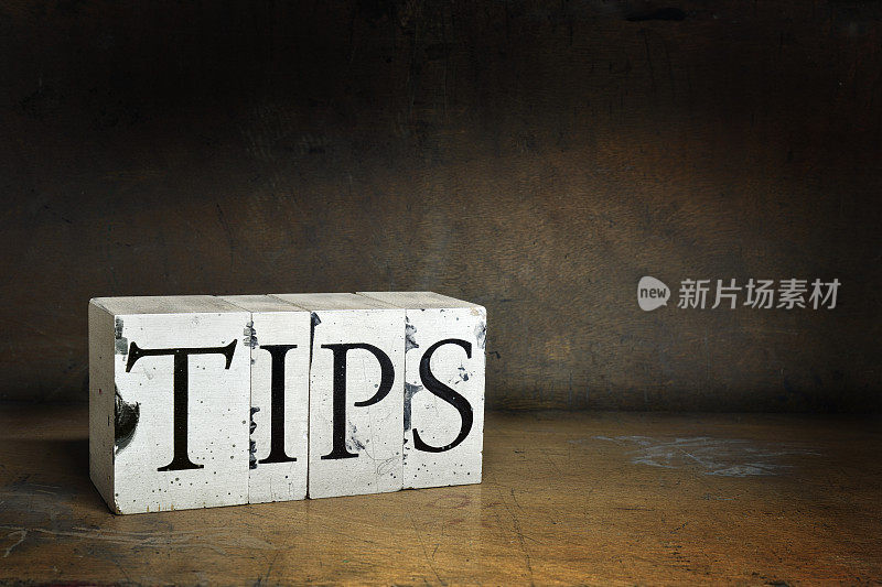 用木制凸版印刷的“TIPS”字样。