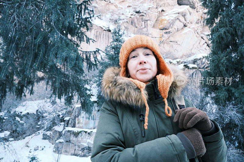 成熟的女人是在严冬的大山里冻着的