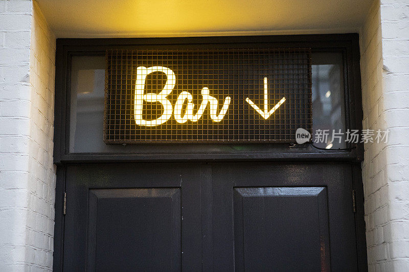 酒吧门口的霓虹灯招牌