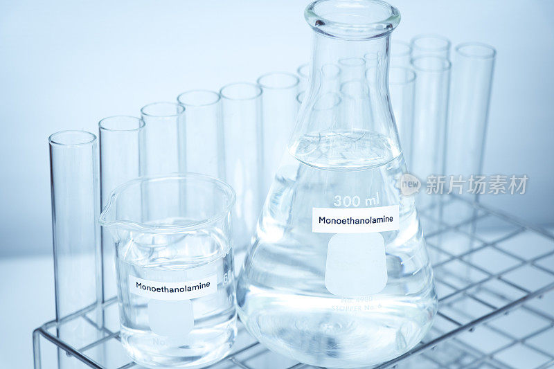 玻璃中的单乙醇胺，实验室中的化学试剂