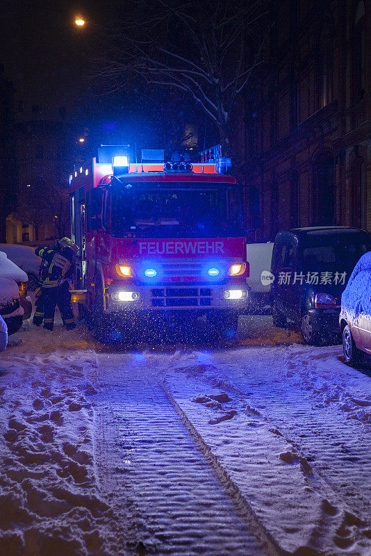 大雪中的消防车