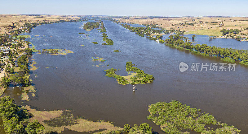 在南澳大利亚的曼纳姆，沿着被淹没的默里河淹没的泛滥平原的鸟瞰图