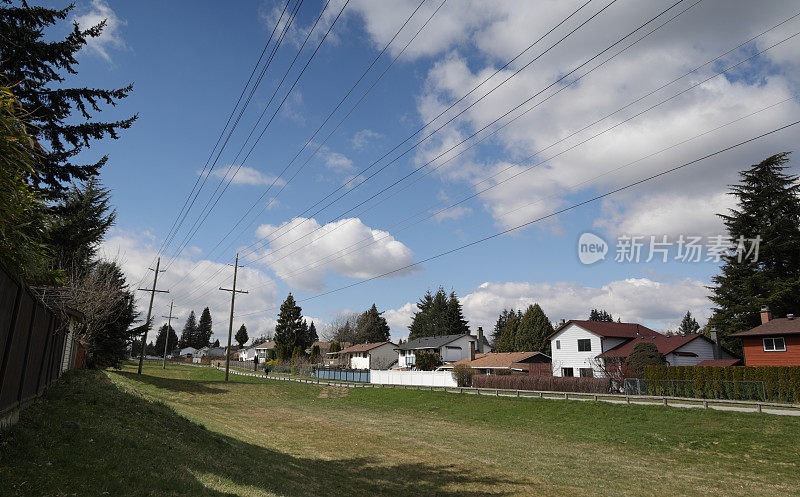 加拿大不列颠哥伦比亚省绿道旁的家庭住宅