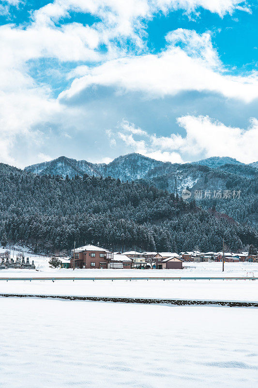日本长野县村庄的冬季景色