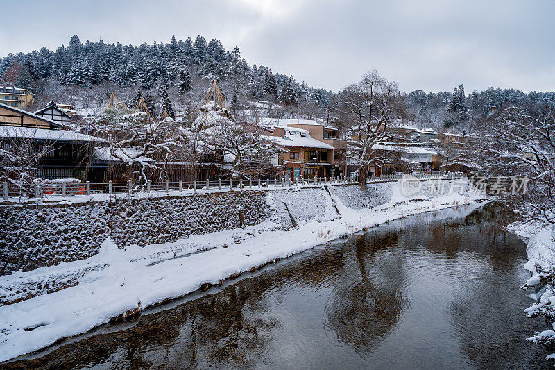 日本高山市村雪与溪水