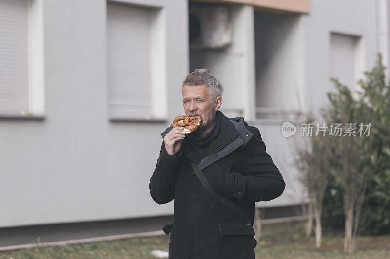 男人吃咸椒盐卷饼