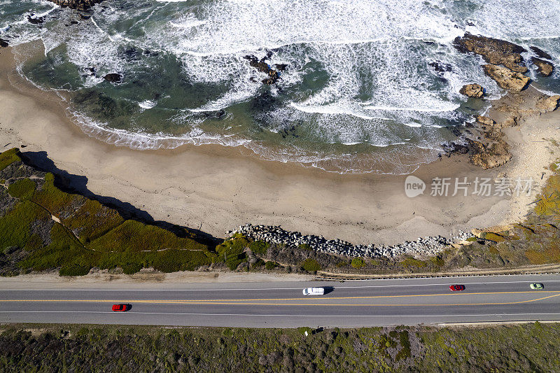 海边高速公路的鸟瞰图