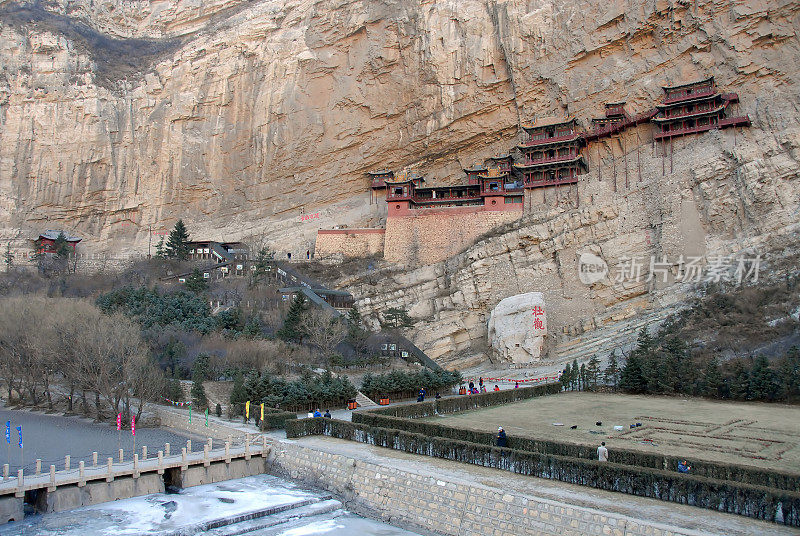中国大同附近的悬空寺，河流结冰