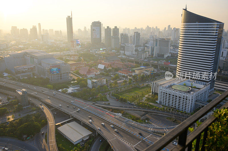 拥挤的汽车在街道道路的摩天大楼视图在makkasan曼谷泰国