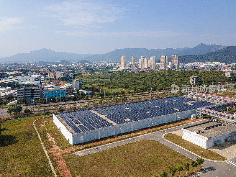 光伏太阳能电站安装在厂房顶部