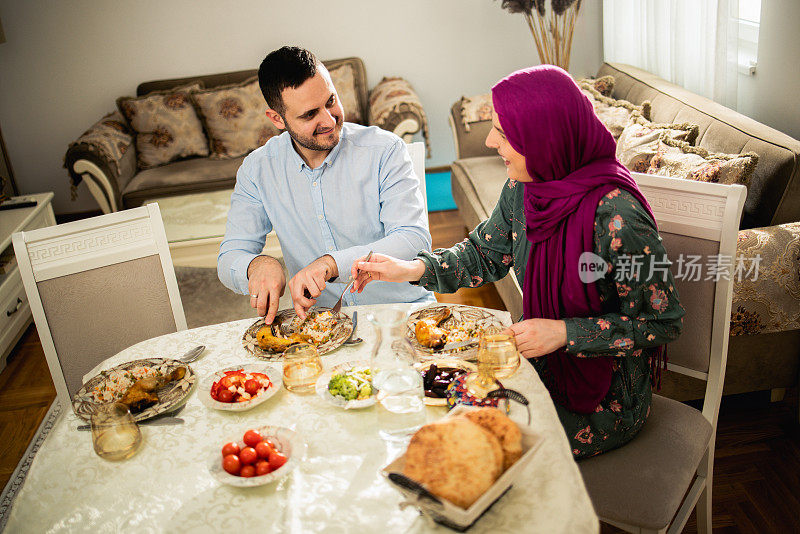快乐的穆斯林家庭在一起吃饭