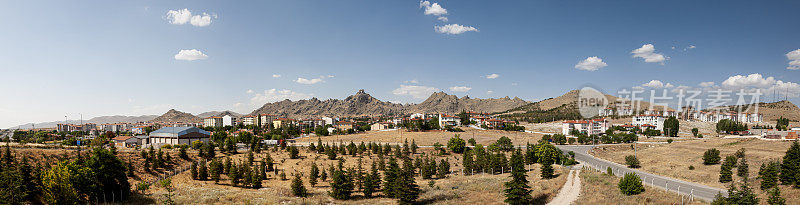 土耳其埃斯基谢希尔，以山为背景的西夫里希萨尔市全景