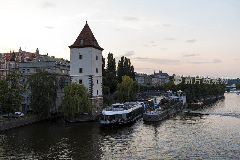 捷克共和国布拉格傍晚的伏尔塔瓦河和游船