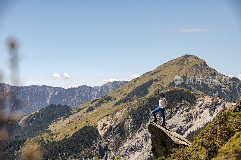 山顶上的徒步旅行者。