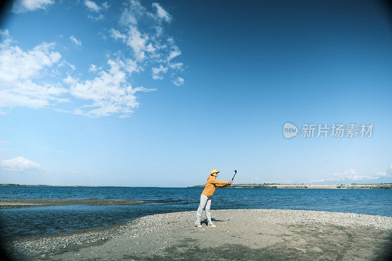 女人在湖岸上荡漾