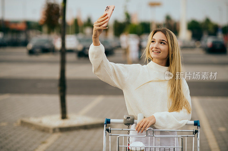 年轻女子在购物，自拍