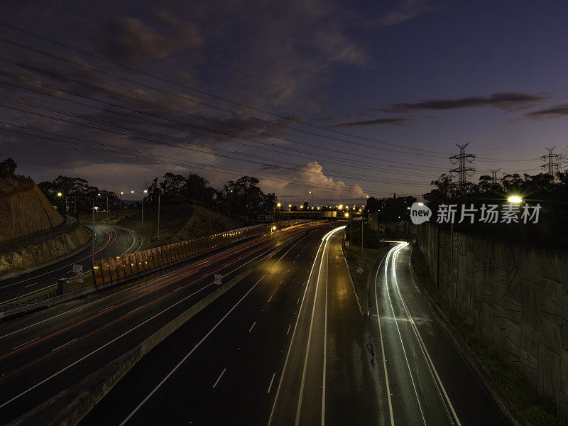 夜间高速公路