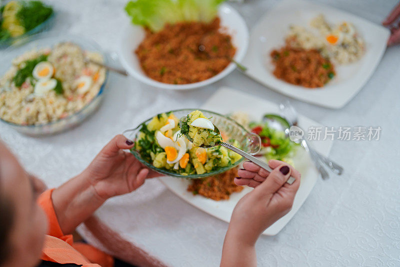 健康食品装在盘子里放在桌子上