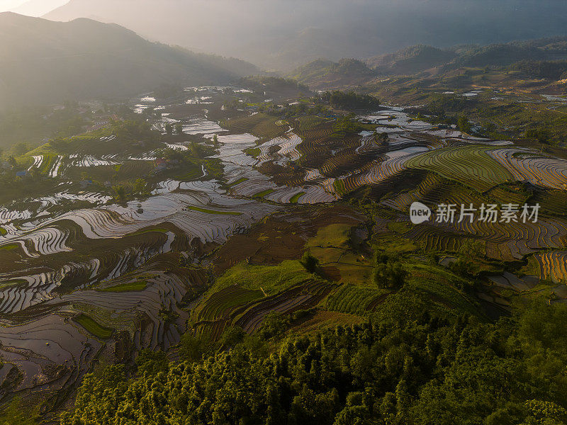 鸟瞰浇灌季节，越南老蔡省yty公社的梯田，棕色的土壤与美丽的天空融为一体。