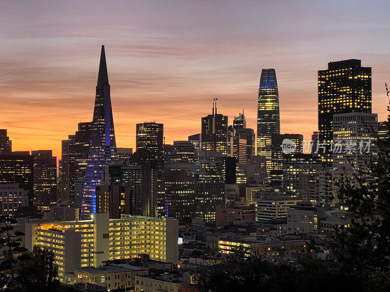 日出时的旧金山天际线鸟瞰图