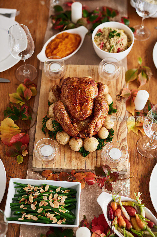 感恩节，肉和烤鸡放在餐厅的桌子上，从上面庆祝。食物，庆祝活动和火鸡，在家庭聚餐或宴会上参加社交活动或美国传统