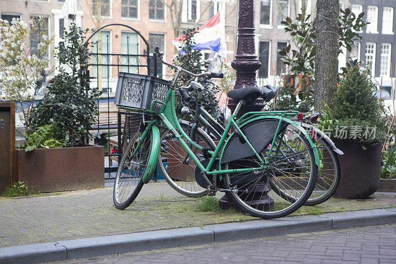 两辆自行车在城市人行道上