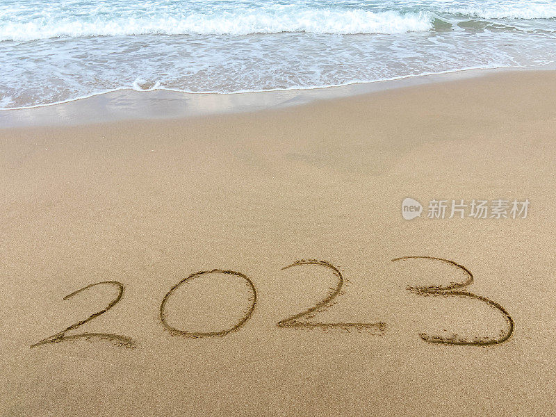 2023年结束。2023年在沙滩上，在海滩上有海浪