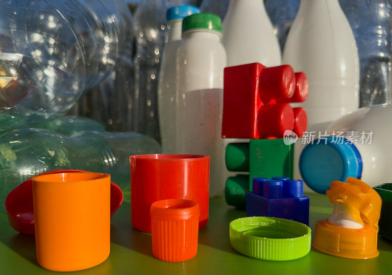 塑料回收。水瓶及塑胶瓶盖可循环再造。