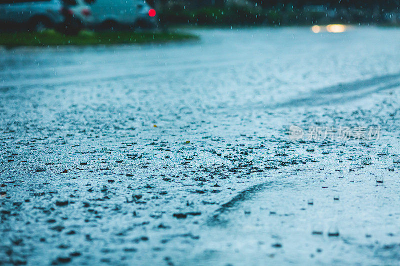 沥青路上的雨滴。天气。背景。雨