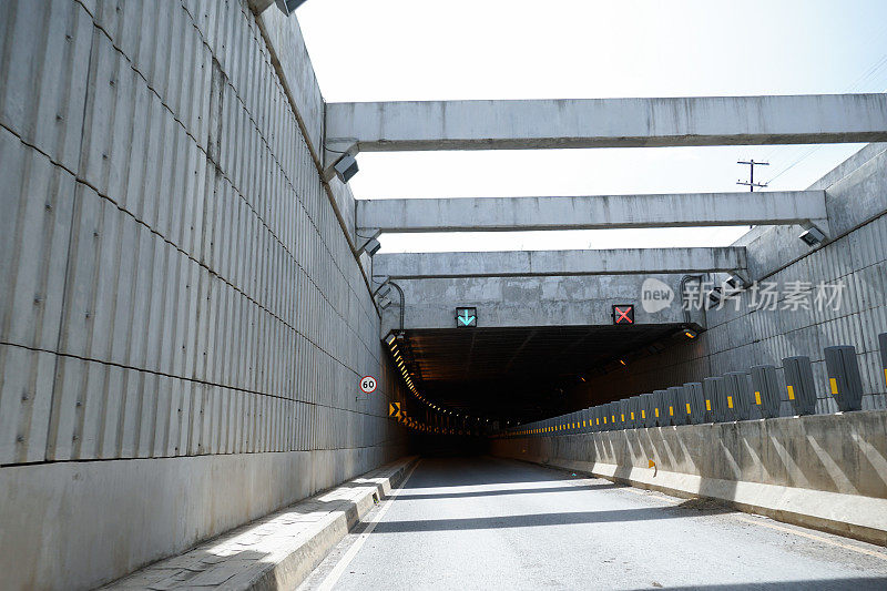高速公路、隧道、公路。工程技术的创新有利于环境。