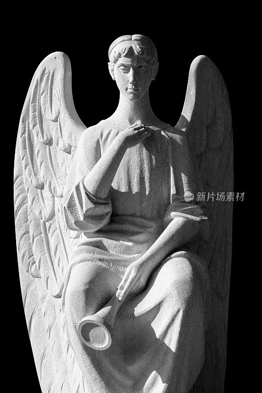 死亡的概念。天使是人类生命终结的象征。黑色背景上孤立的古代雕像。