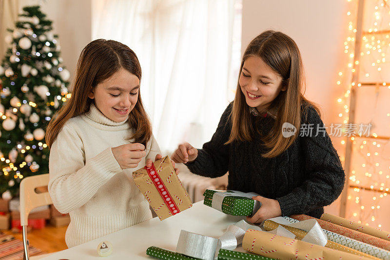 有创意的孩子们用圣诞纸包装礼物，准备迎接节日