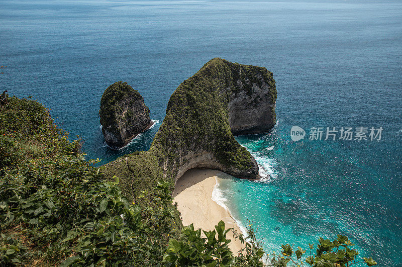 巴厘岛悬崖边的海滩景色克林金海滩努沙Penida