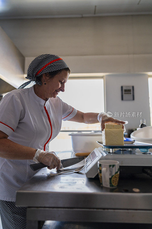 一位拉丁妇女在一家小型肉馅卷饼食品店的厨房里