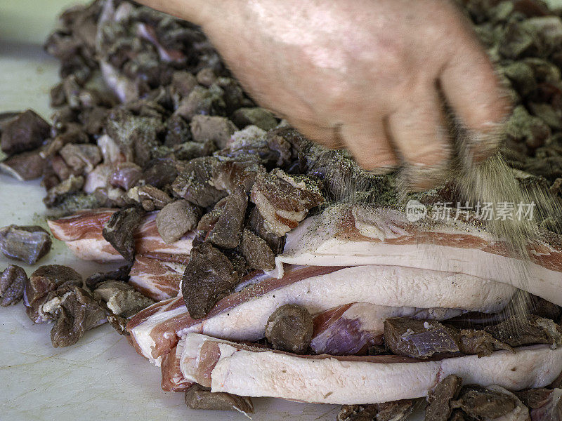 加工香肠肉时加入胡椒粉