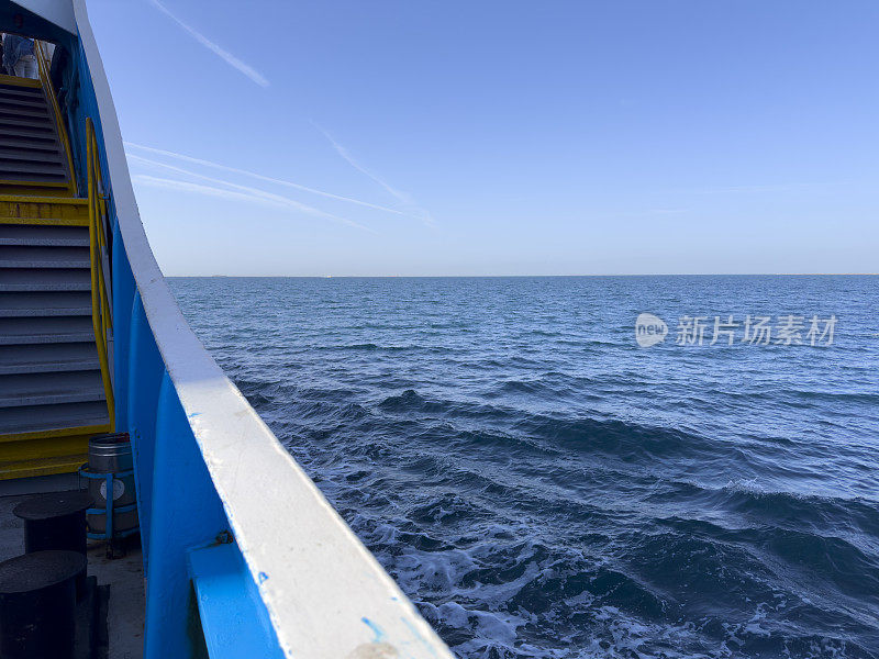 波涛汹涌的游船在海上前进。北爱琴海，土耳其海岸。没有人。