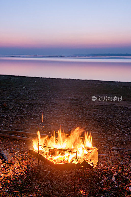 晚上湖边的篝火