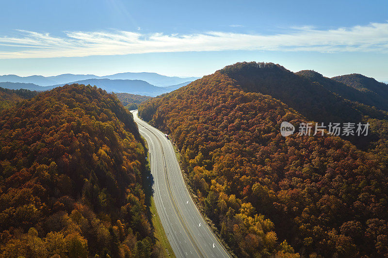 从北卡罗莱纳州空无一人的I-40高速公路上俯瞰，通往阿什维尔，穿过阿巴拉契亚山脉和黄色的秋天树林。州际运输概念