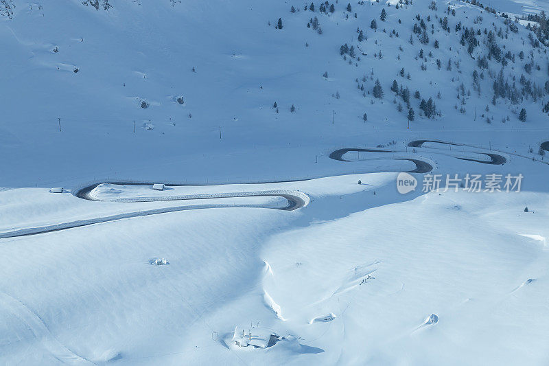 大雪中弯弯曲曲的道路